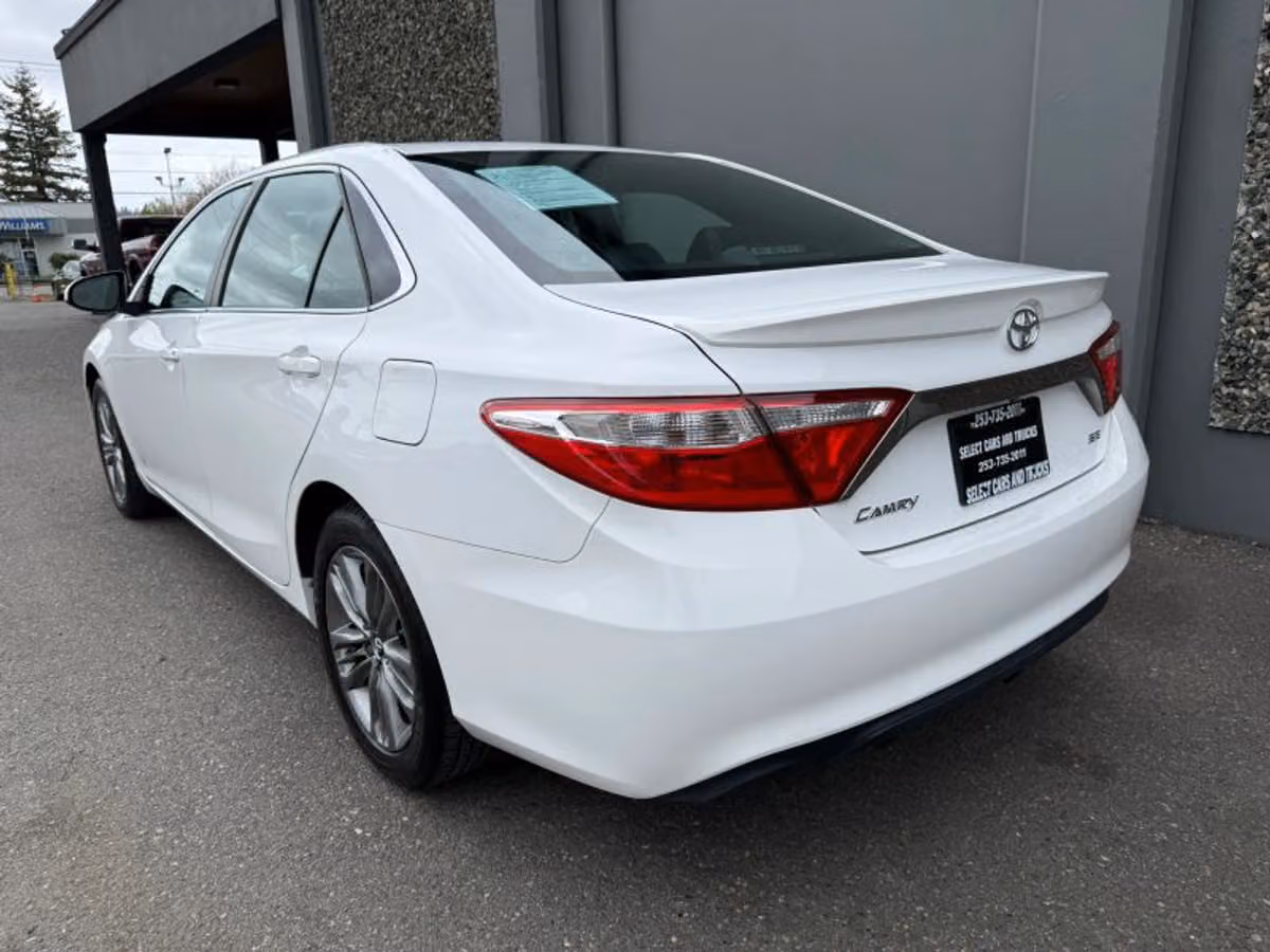 2016 Toyota Camry SE Image 3