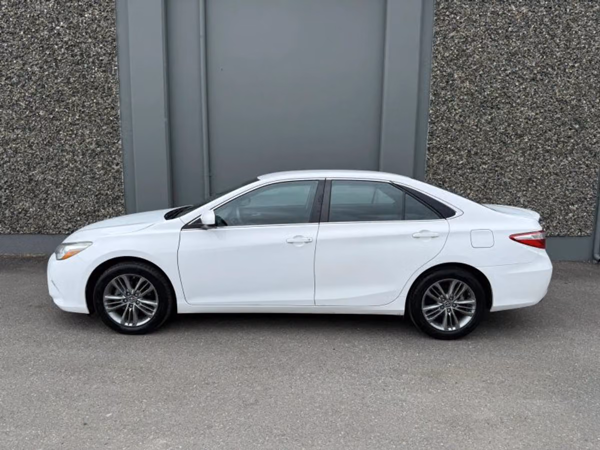 2016 Toyota Camry SE Image 2