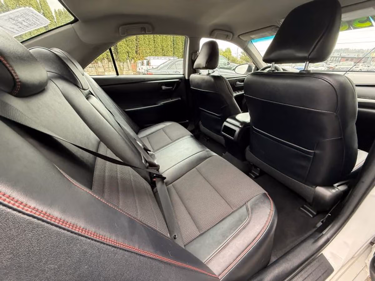 2016 Toyota Camry SE Image 17