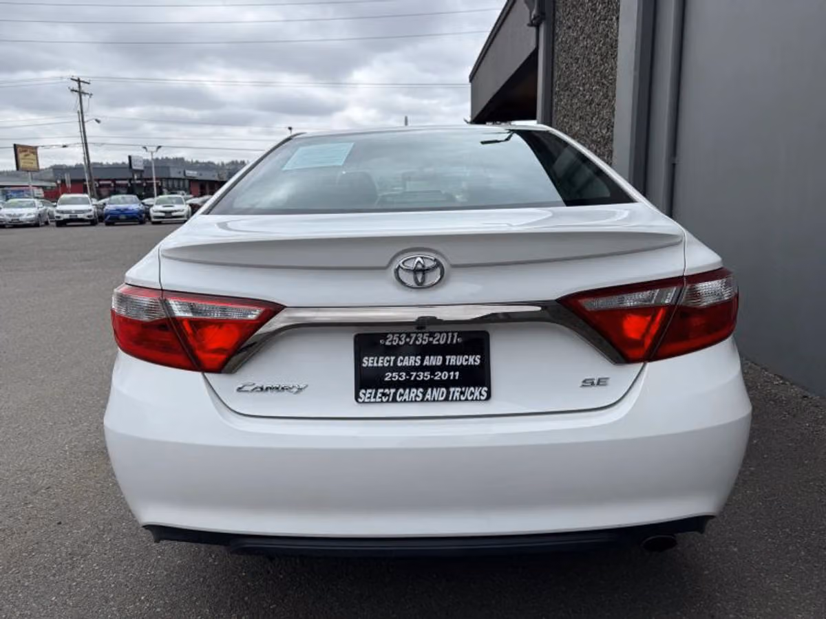 2016 Toyota Camry SE Image 8
