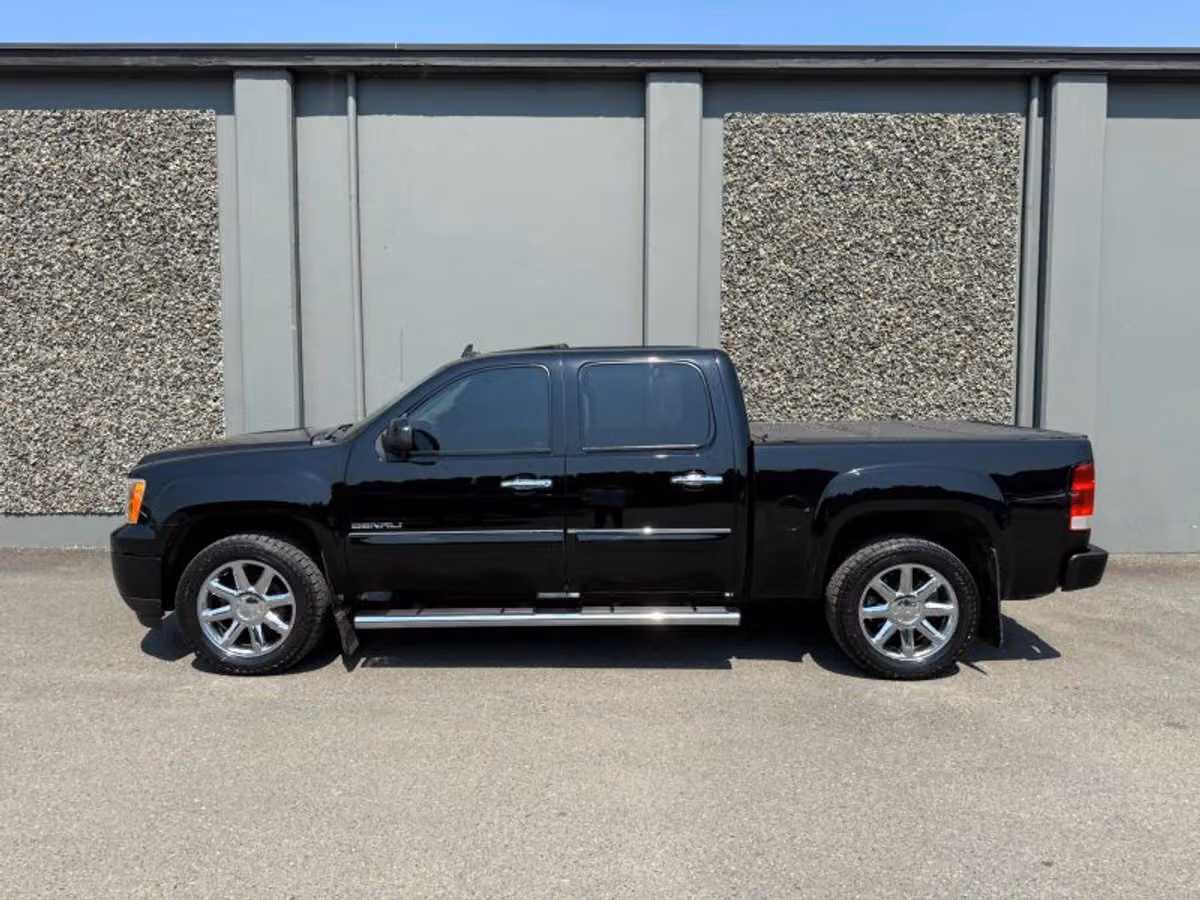 2013 GMC Sierra 1500 Denali Crew Cab Image 2