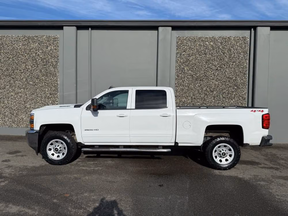 2019 Chevrolet Silverado 2500HD LT Crew Cab Image 2