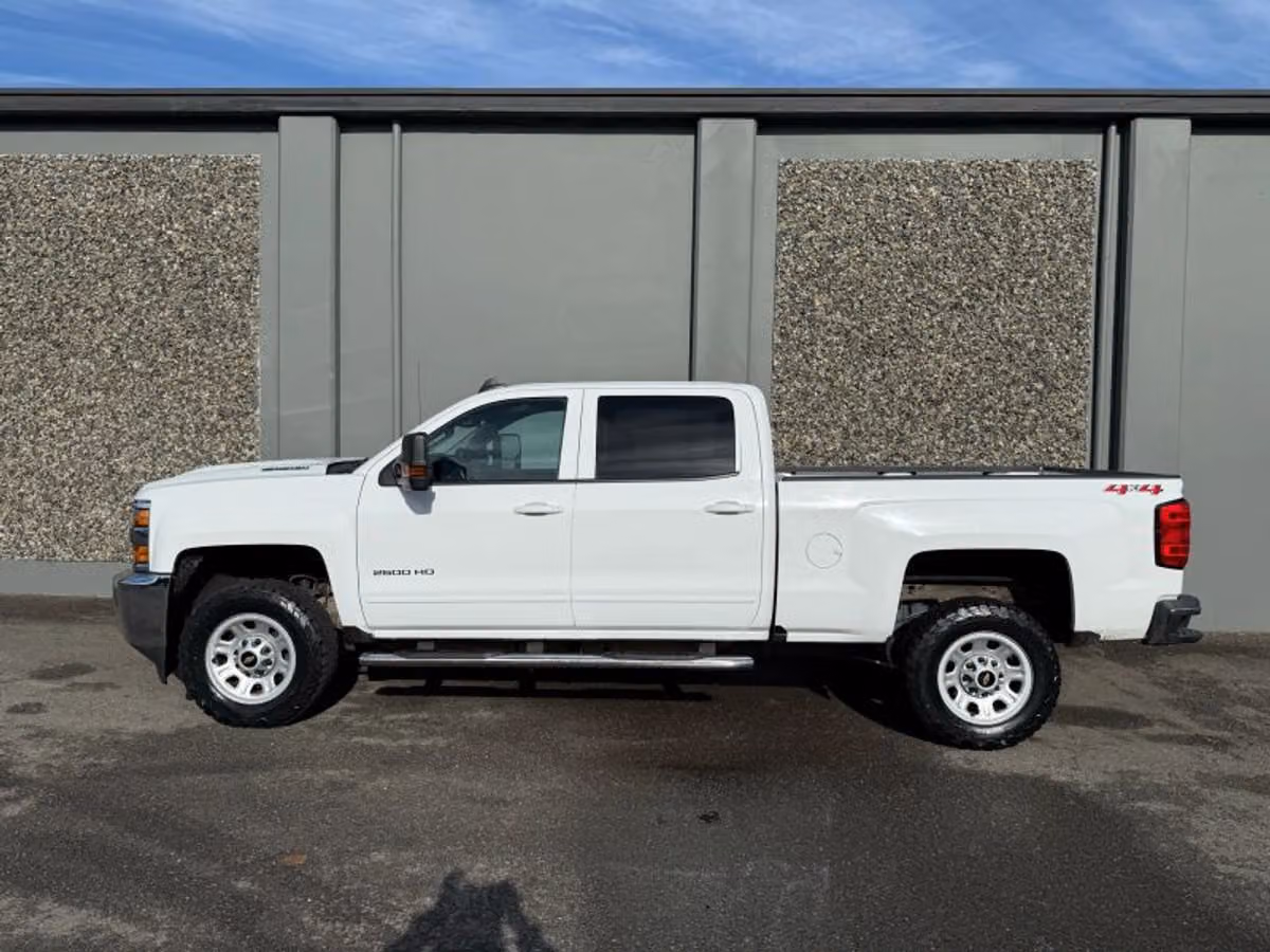 2019 Chevrolet Silverado 2500HD LT Crew Cab Image 2