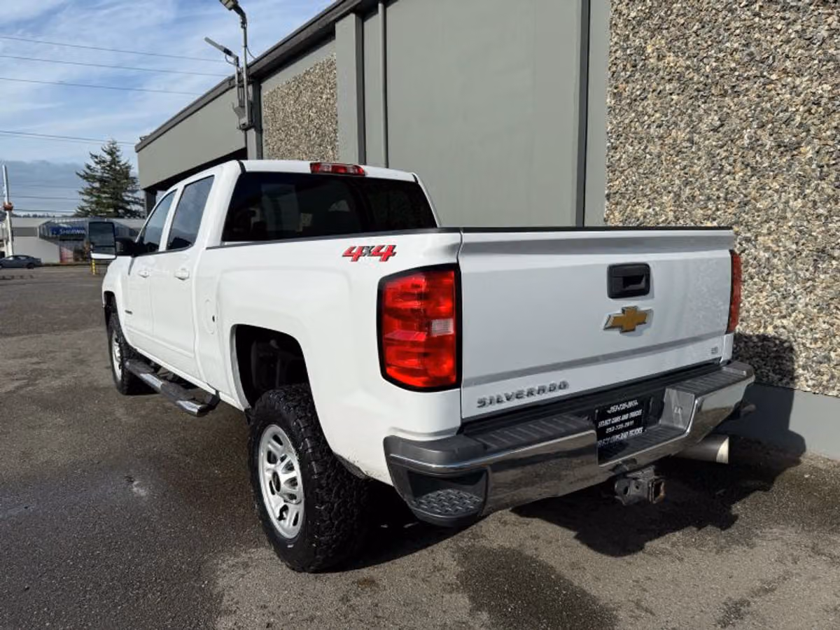 2019 Chevrolet Silverado 2500HD LT Crew Cab Image 3