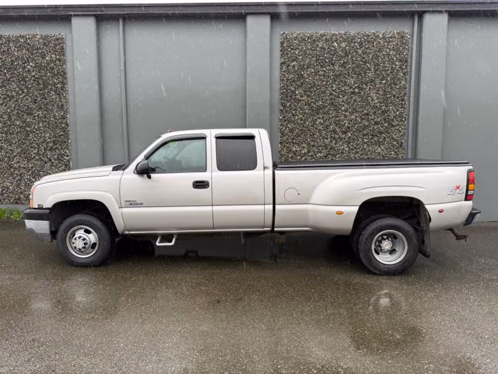 2005 Chevrolet Silverado 3500 LS Extended Cab Image 2