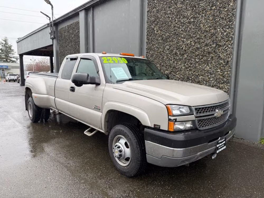 2005 Chevrolet Silverado 3500 LS Extended Cab Image 4