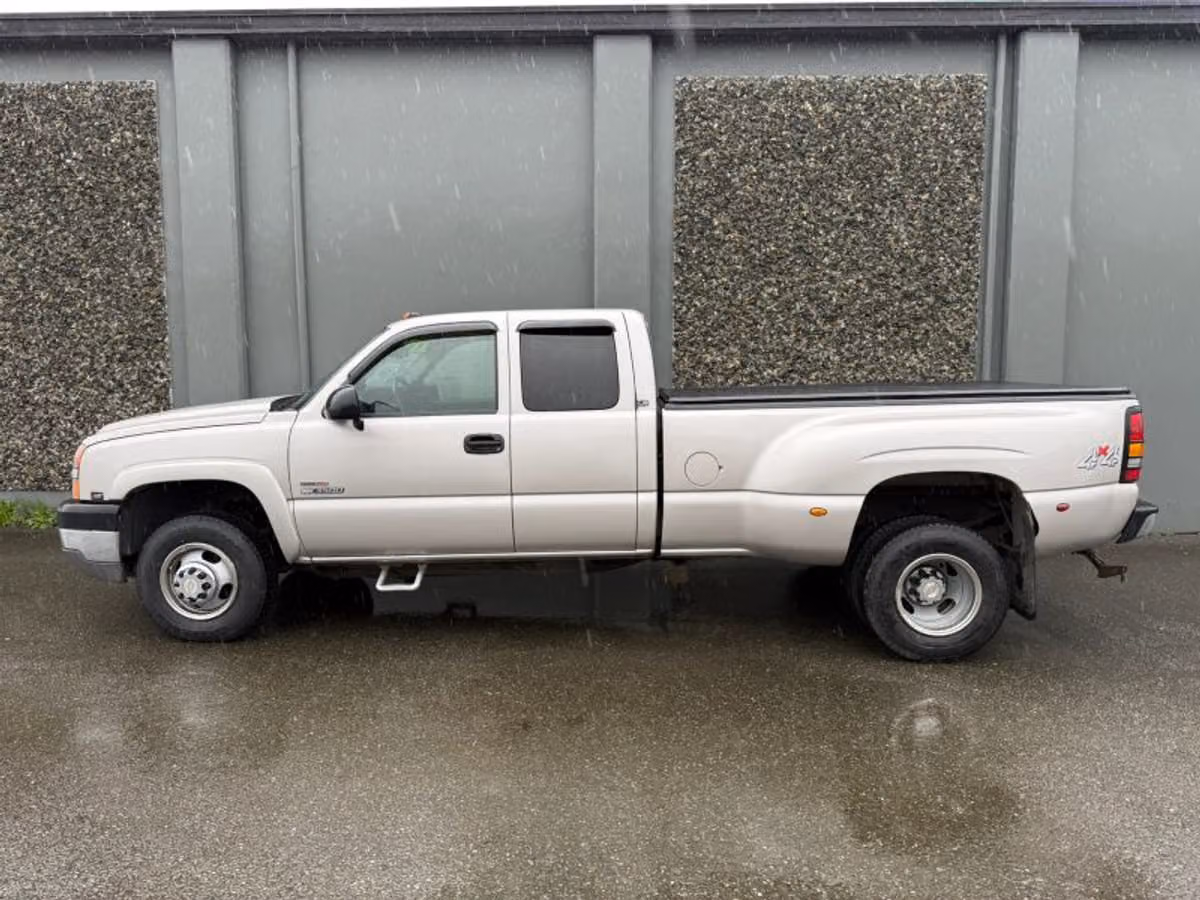 2005 Chevrolet Silverado 3500 LS Extended Cab Image 2