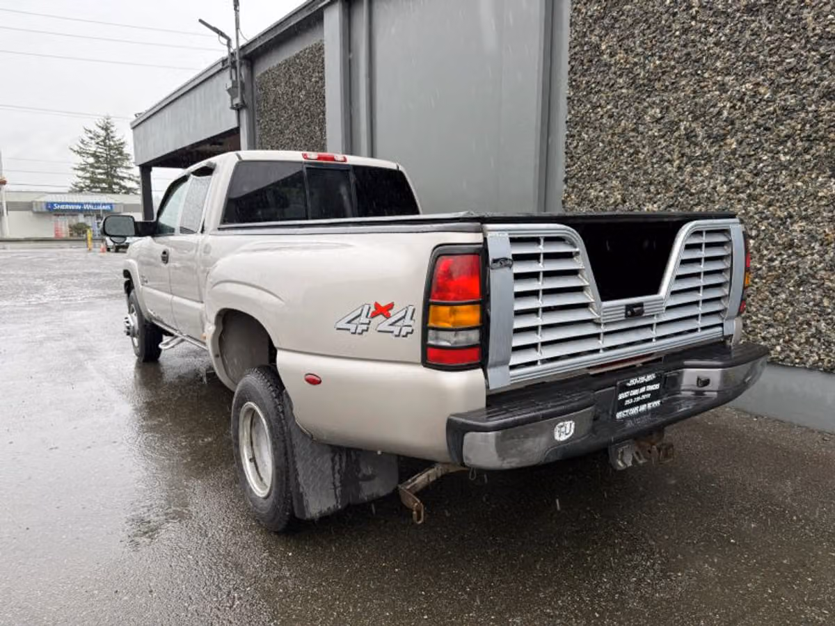 2005 Chevrolet Silverado 3500 LS Extended Cab Image 3