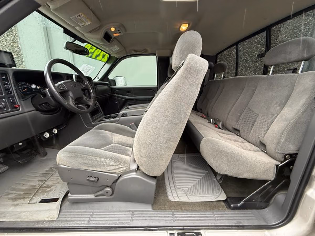 2005 Chevrolet Silverado 3500 LS Extended Cab Image 15