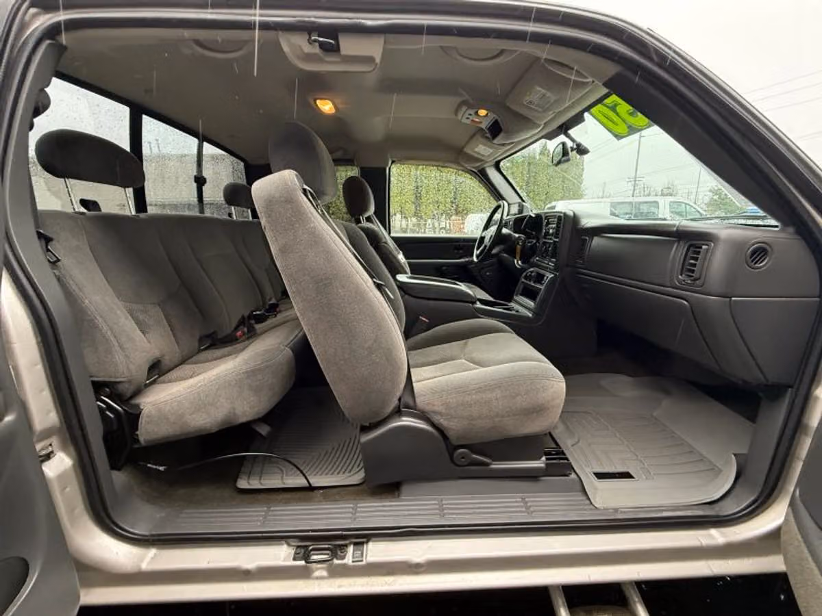 2005 Chevrolet Silverado 3500 LS Extended Cab Image 16
