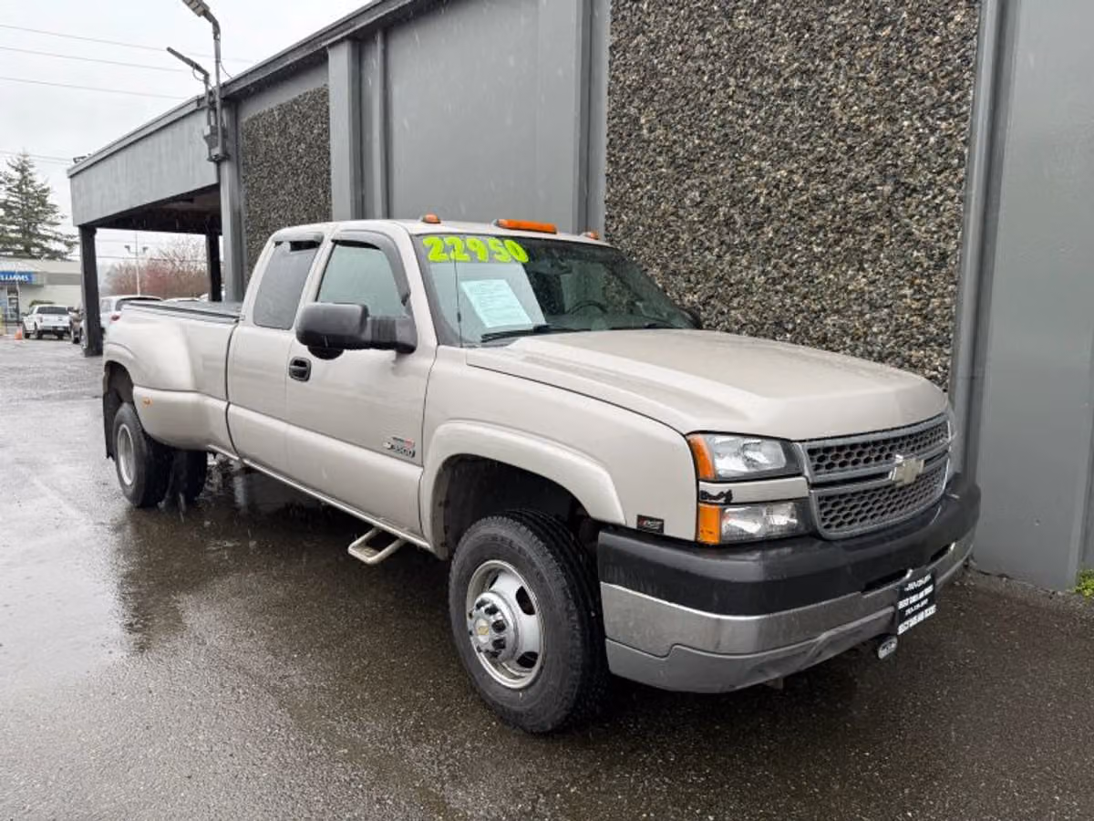2005 Chevrolet Silverado 3500 LS Extended Cab Image 4