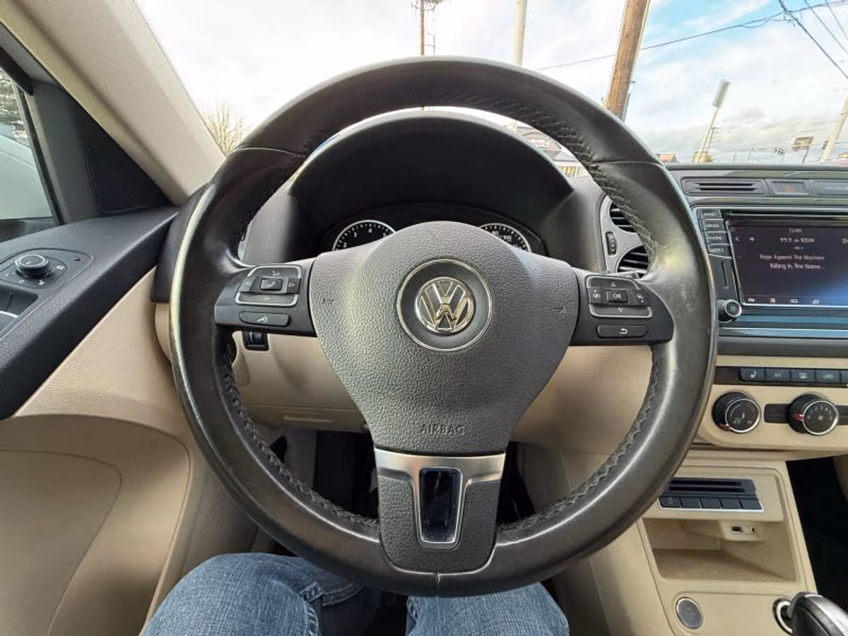 2016 Volkswagen Tiguan 2.0T SE 4Motion Image 9