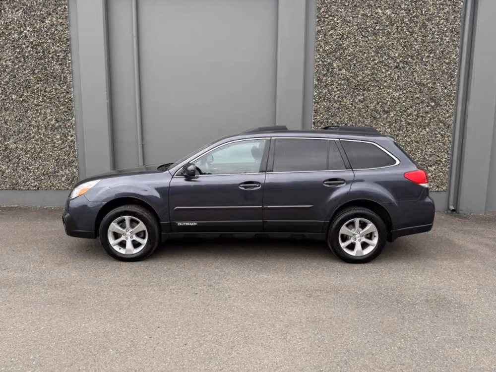 2013 Subaru Outback 2.5i Limited Crossover Image 2