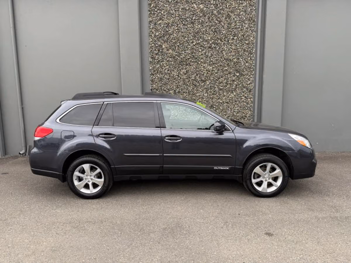 2013 Subaru Outback 2.5i Limited Crossover Image 5