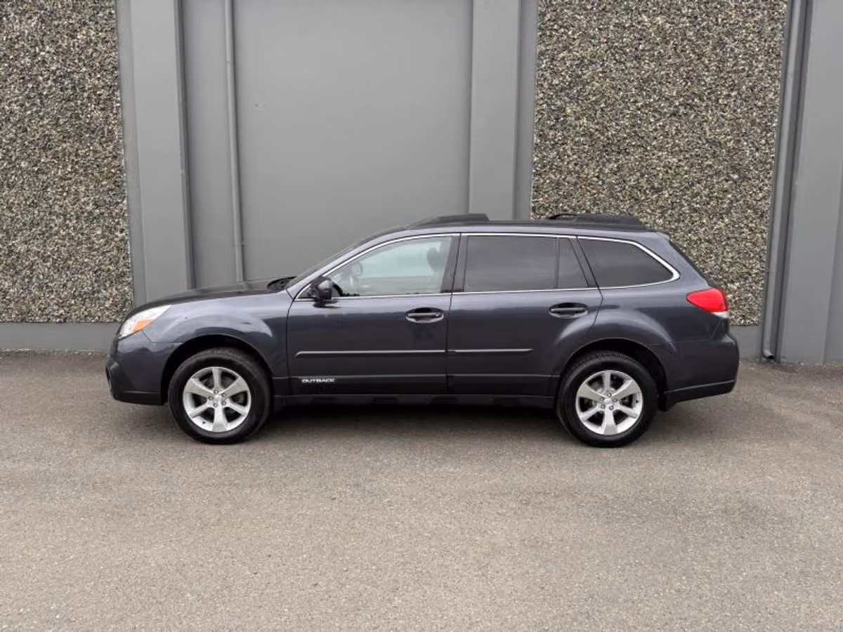 2013 Subaru Outback 2.5i Limited Crossover Image 2