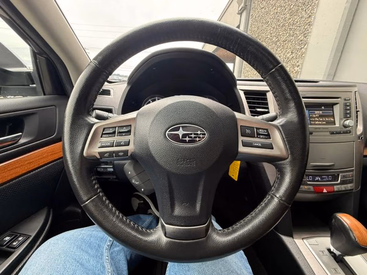 2013 Subaru Outback 2.5i Limited Crossover Image 9