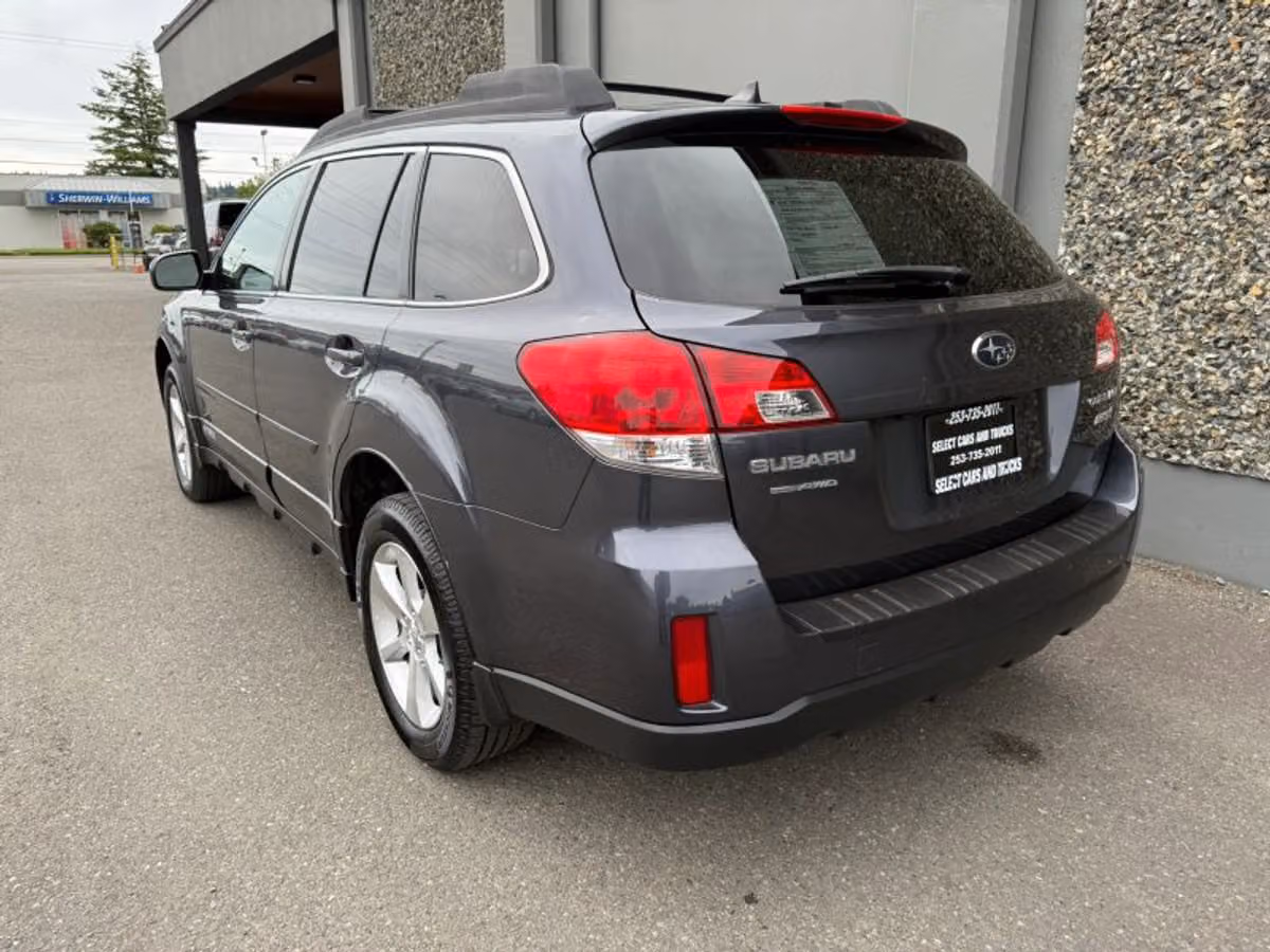 2013 Subaru Outback 2.5i Limited Crossover Image 3