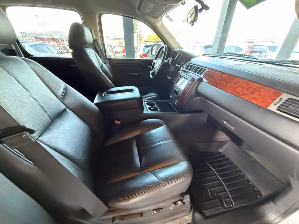 2013 Chevrolet Suburban LT Image 14