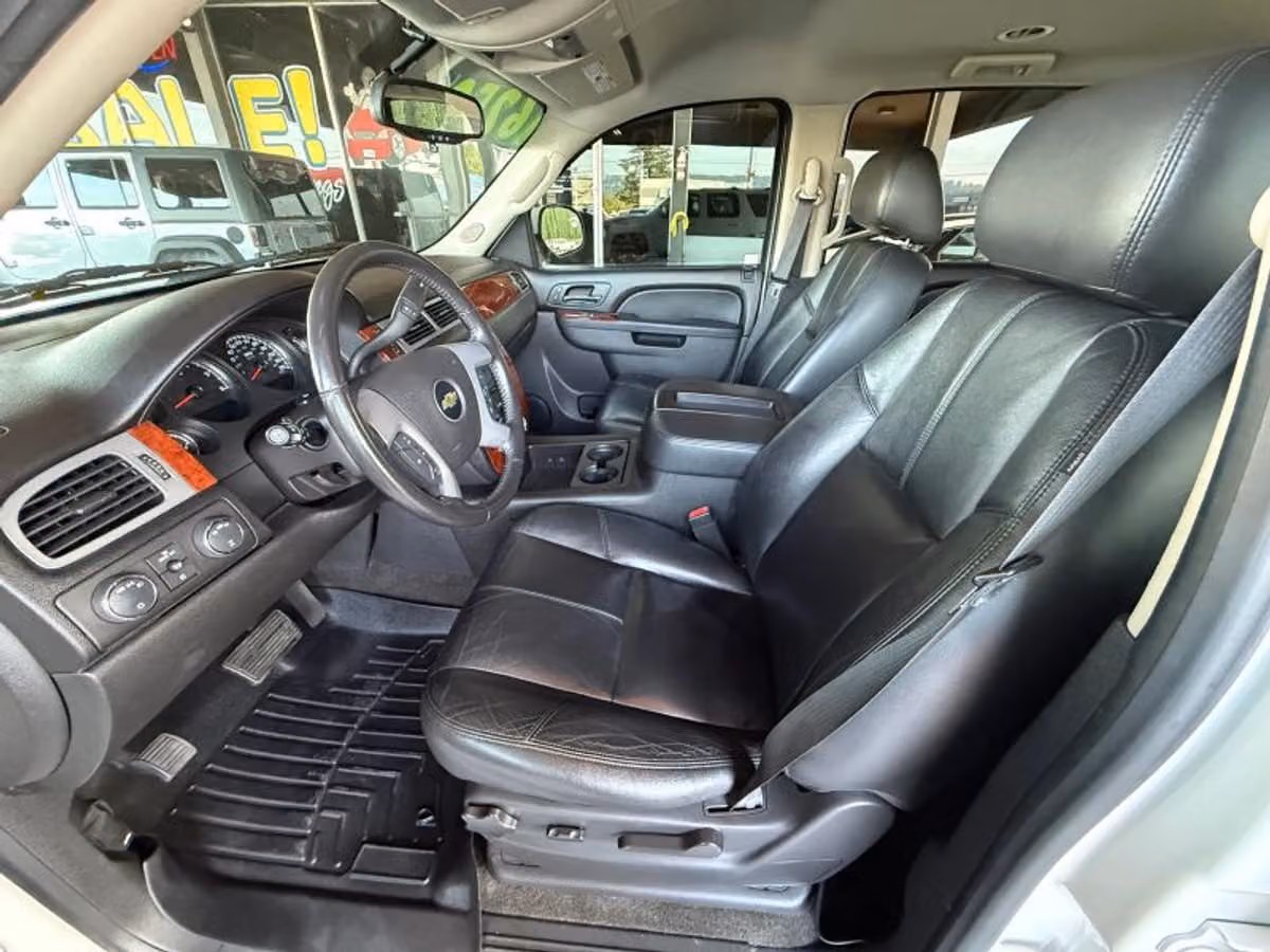 2013 Chevrolet Suburban LT Image 13
