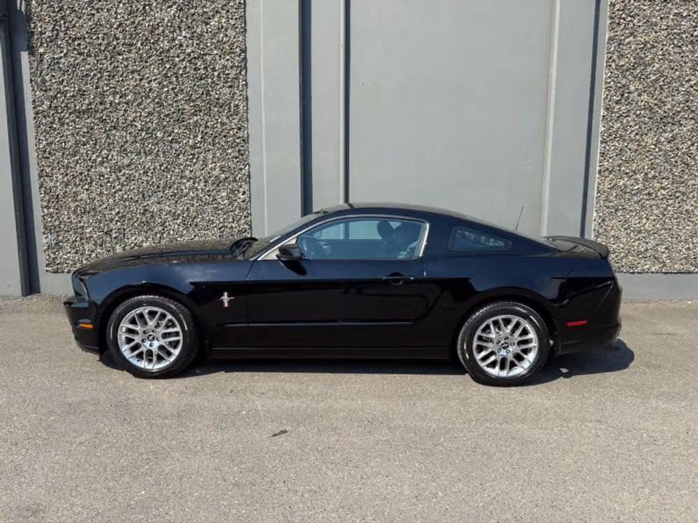 2014 Ford Mustang V6 Premium Image 2
