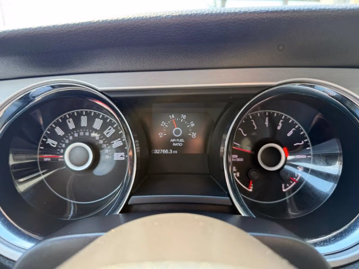 2014 Ford Mustang V6 Premium Image 10