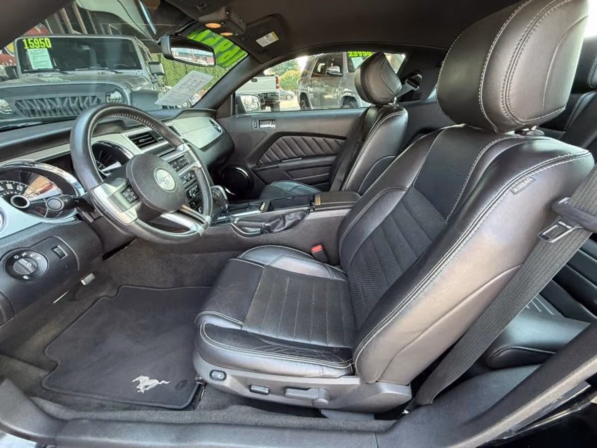 2014 Ford Mustang V6 Premium Image 13