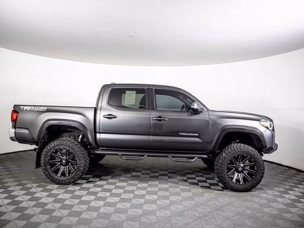2018 Toyota Tacoma TRD Off-Road Double Cab Image 2