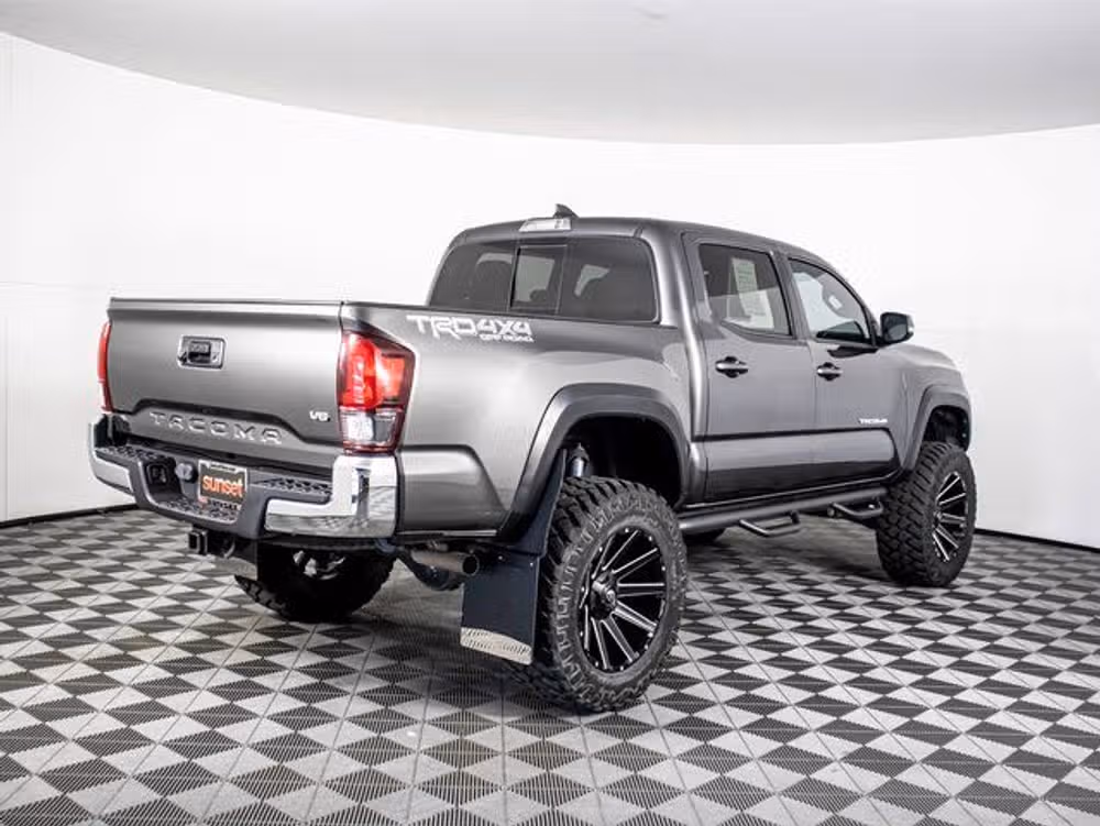 2018 Toyota Tacoma TRD Off-Road Double Cab Image 3