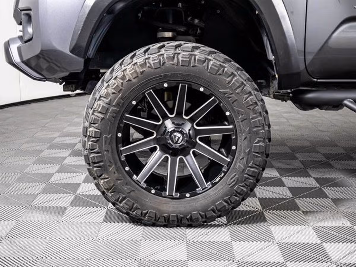 2018 Toyota Tacoma TRD Off-Road Double Cab Image 10