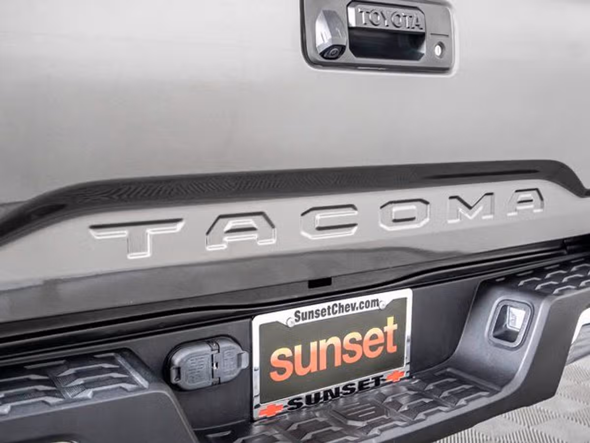 2018 Toyota Tacoma TRD Off-Road Double Cab Image 15