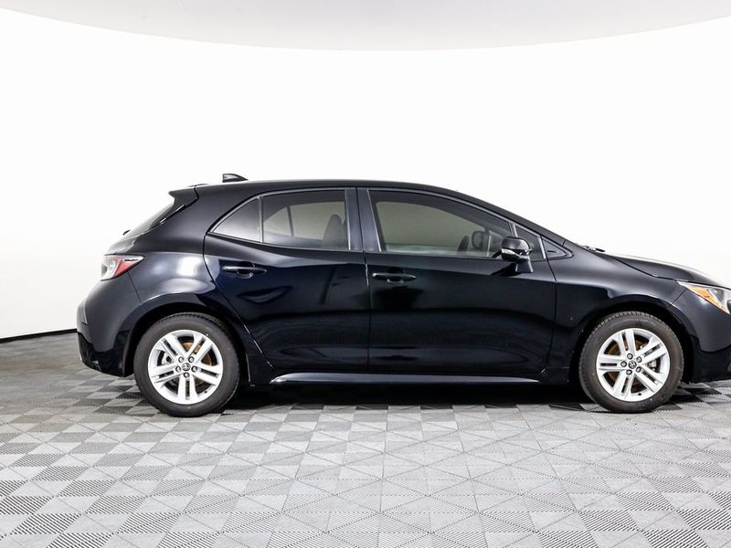 2022 Toyota Corolla Hatchback SE Upper Image 2
