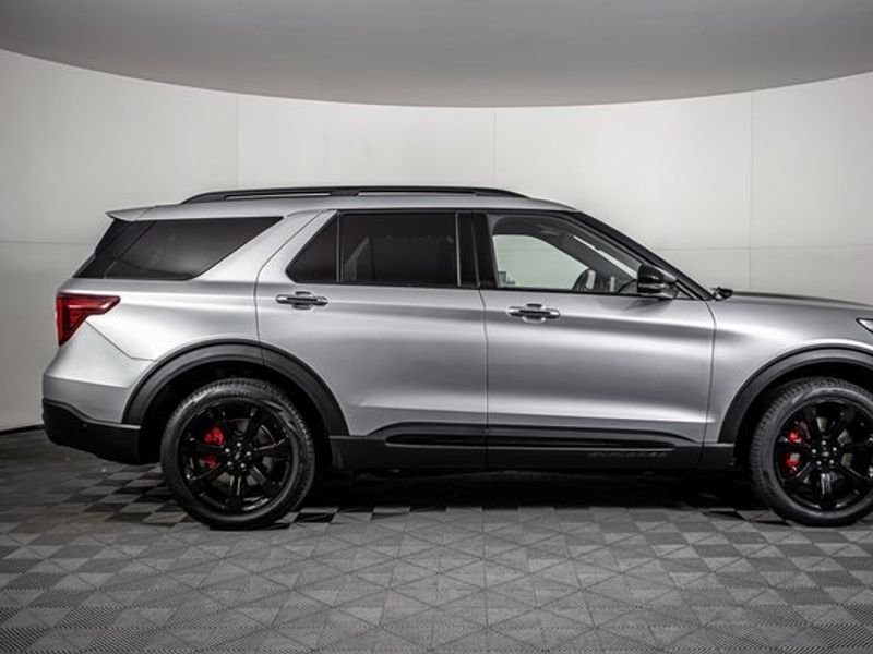 2022 Ford Explorer ST Upper Image 2