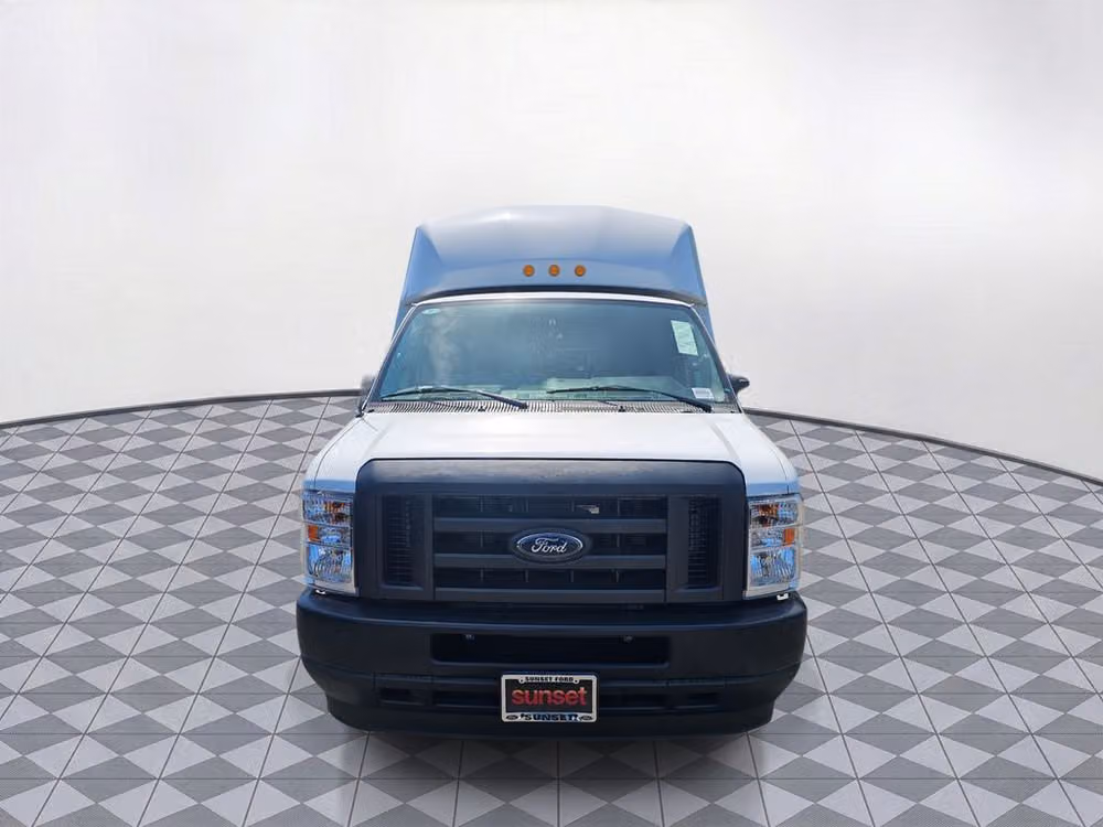 2024 Ford E-Series Base Commercial/Cutaway/Chassis Image 2