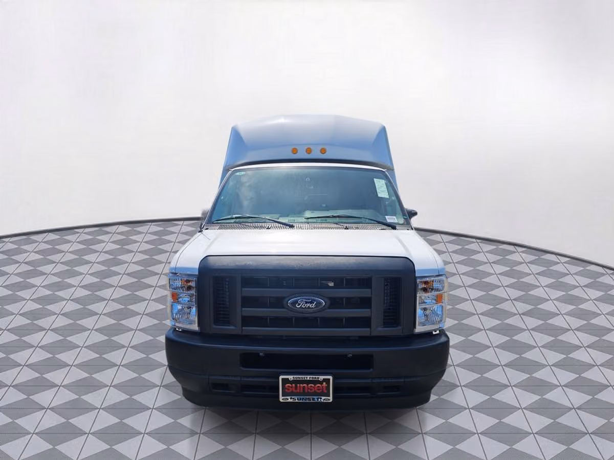 2024 Ford E-Series Base Commercial/Cutaway/Chassis Image 2