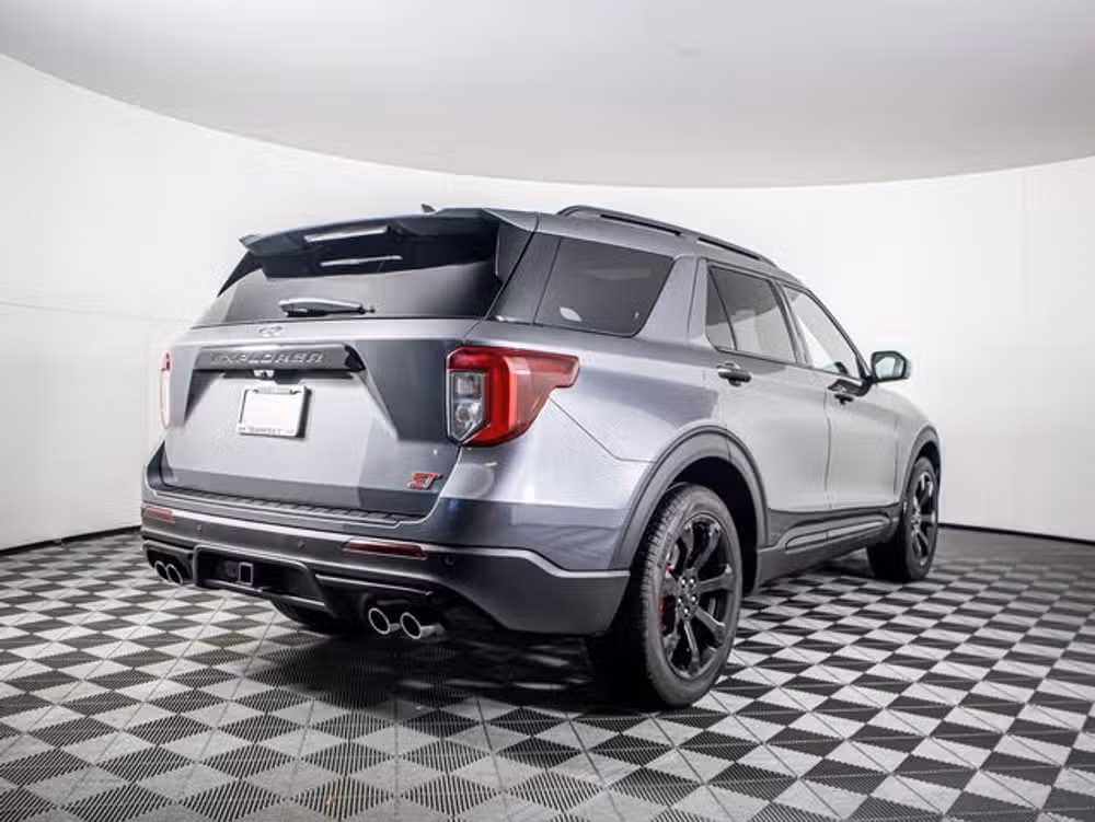 2023 Ford Explorer ST Image 3