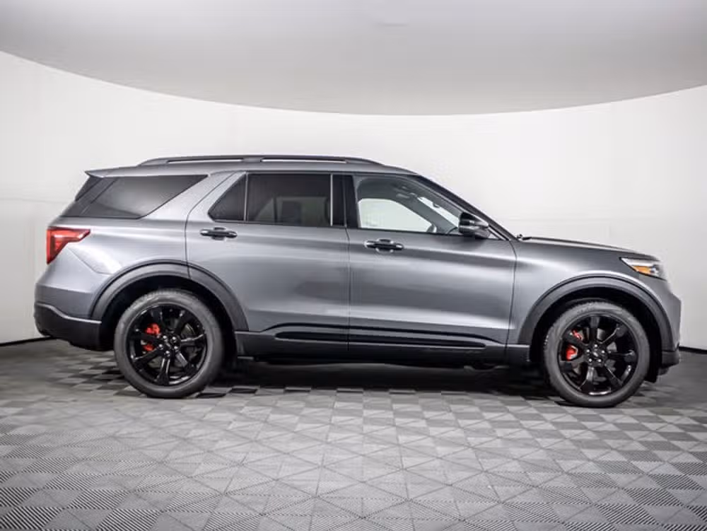 2023 Ford Explorer ST Image 2