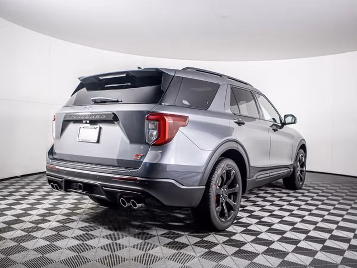 2023 Ford Explorer ST Image 3