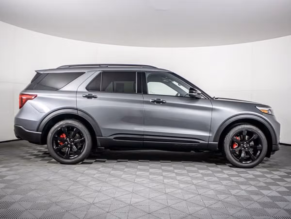 2023 Ford Explorer ST Image 2