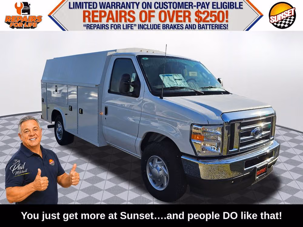 2025 Ford E-Series Base Commercial/Cutaway/Chassis Image 1