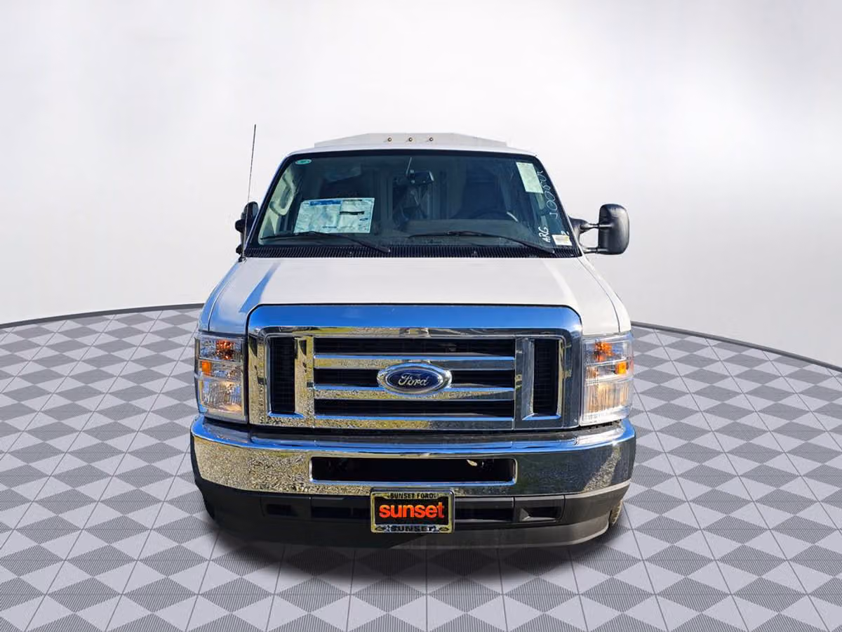 2025 Ford E-Series Base Commercial/Cutaway/Chassis Image 2