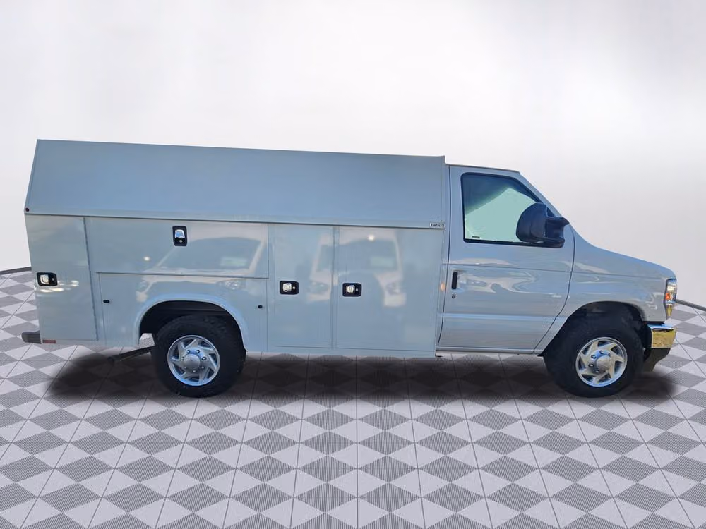 2025 Ford E-Series Base Commercial/Cutaway/Chassis Image 8