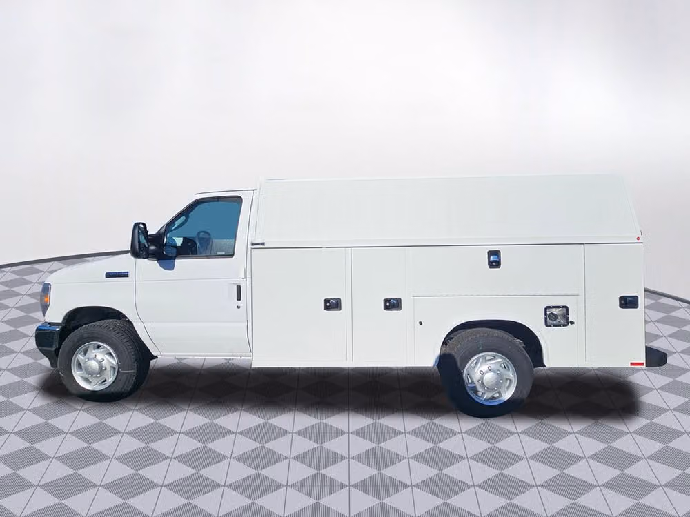 2025 Ford E-Series Base Commercial/Cutaway/Chassis Image 4