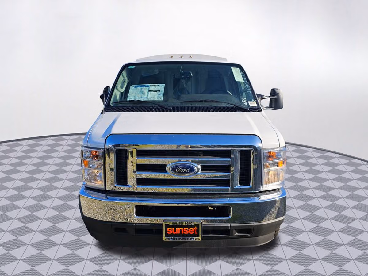 2025 Ford E-Series Base Commercial/Cutaway/Chassis Image 2