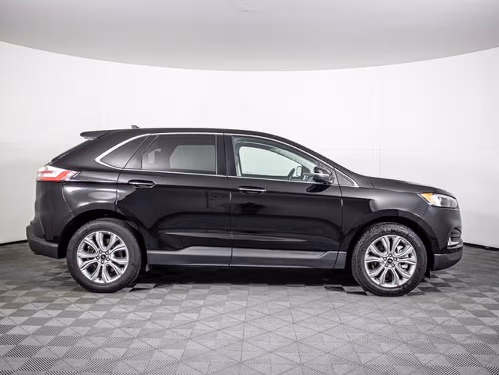 2023 Ford Edge Titanium Image 2