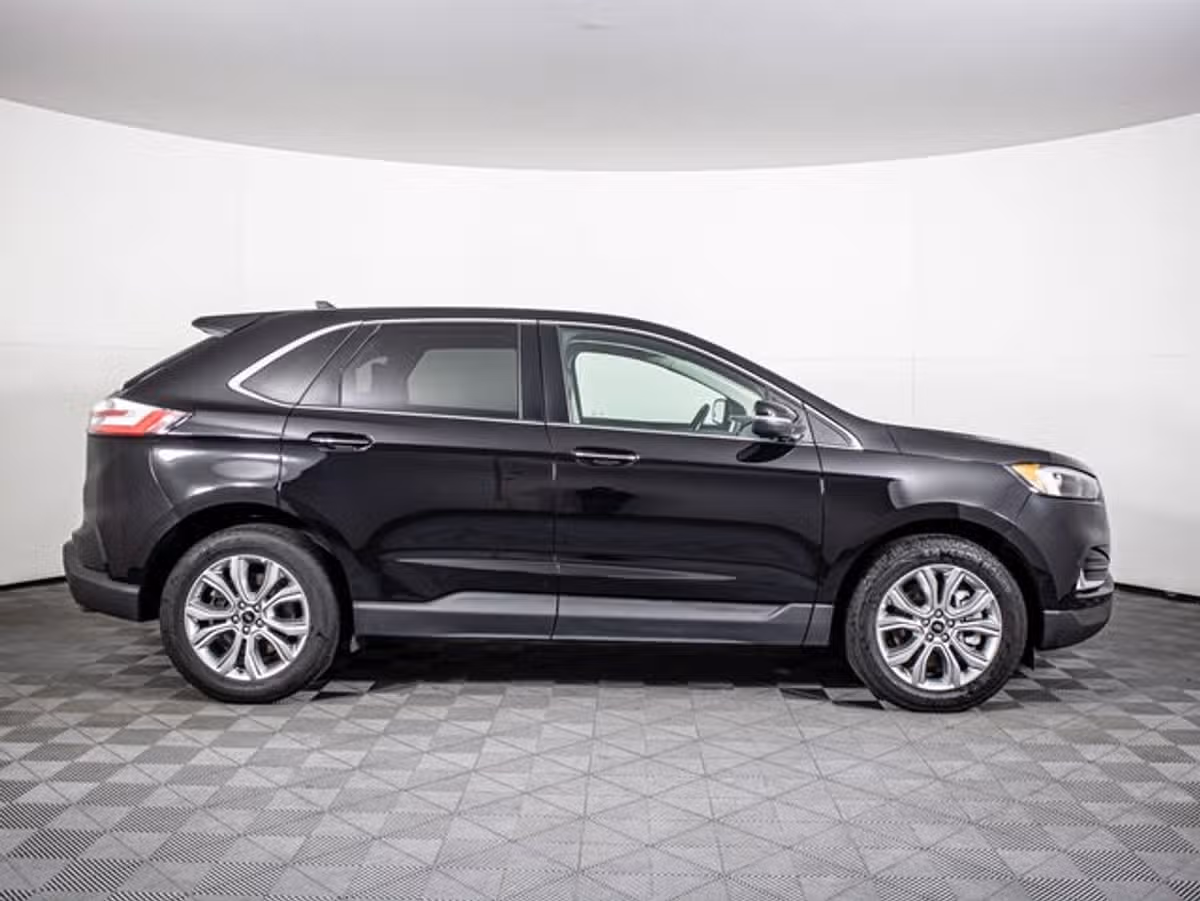 2023 Ford Edge Titanium Image 2
