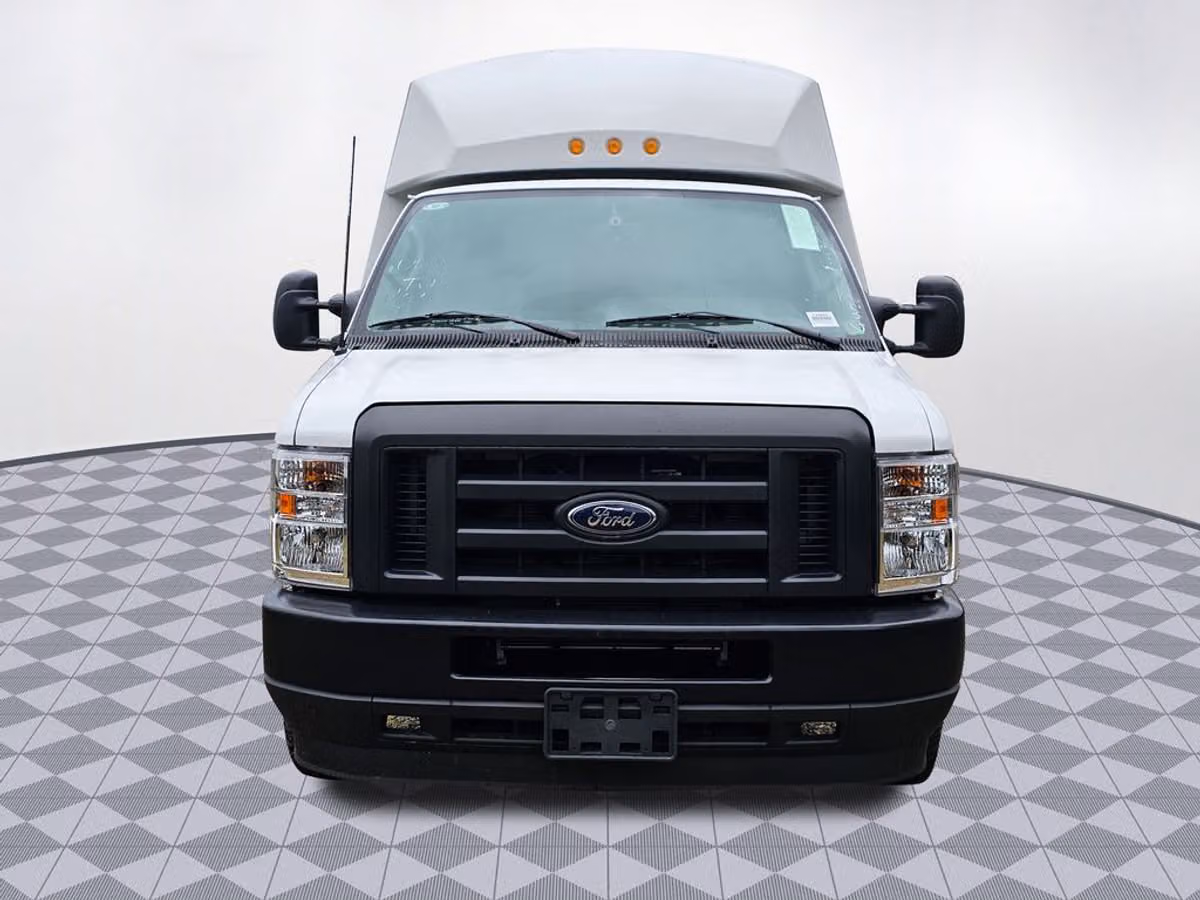 2024 Ford E-Series Base Commercial/Cutaway/Chassis Image 2