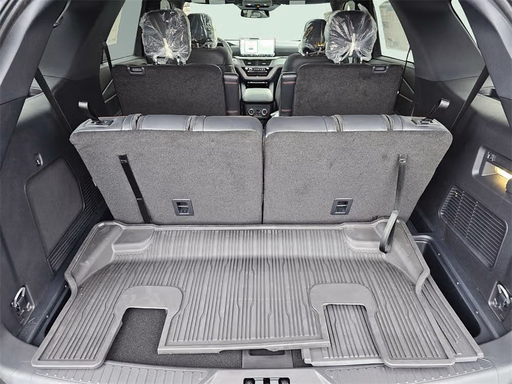 2025 Ford Explorer ST-Line Image 13