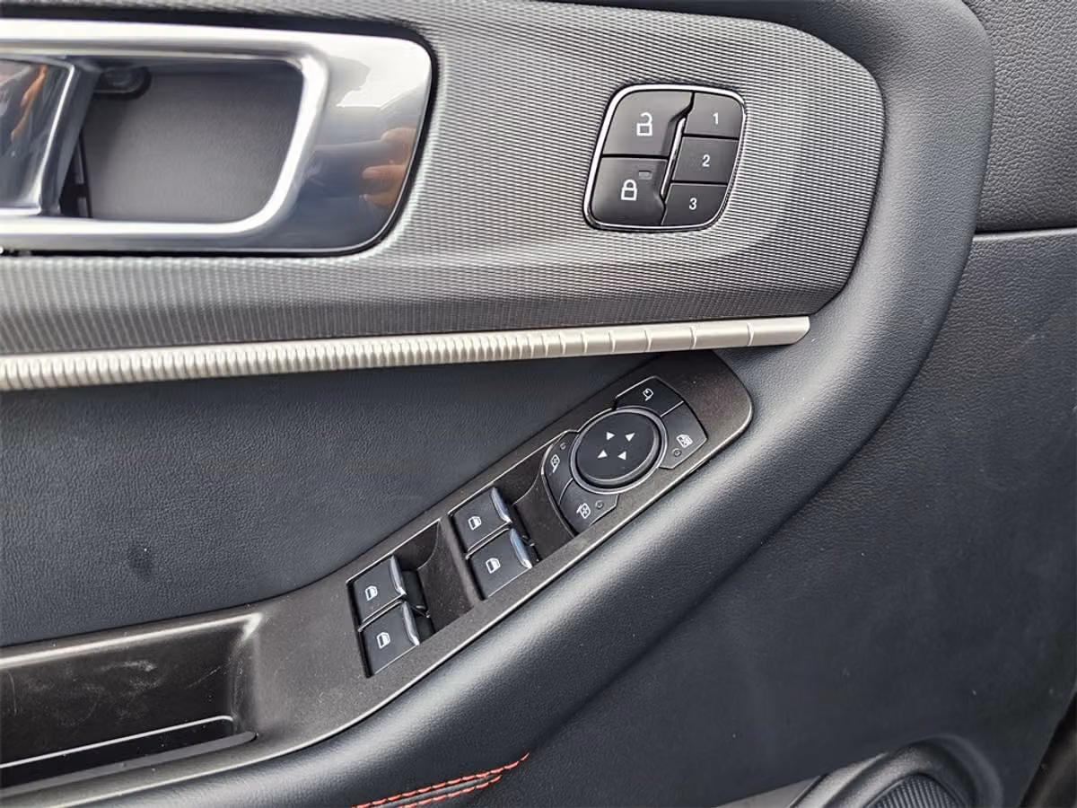 2025 Ford Explorer ST-Line Image 23
