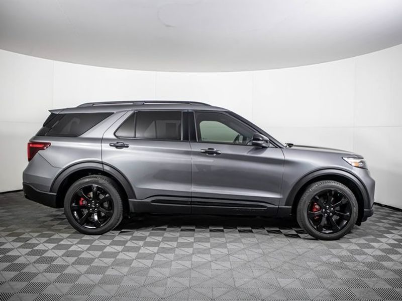 2023 Ford Explorer ST Upper Image 2