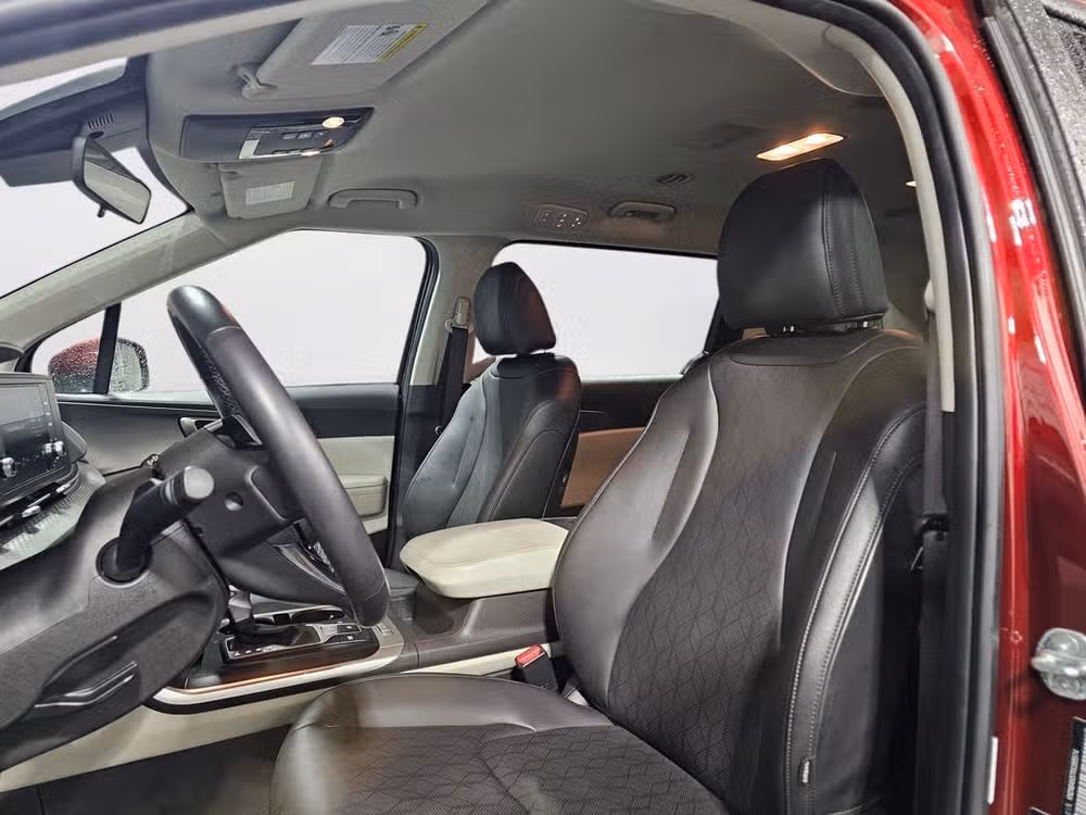 2024 Kia Carnival LX Passenger Image 4